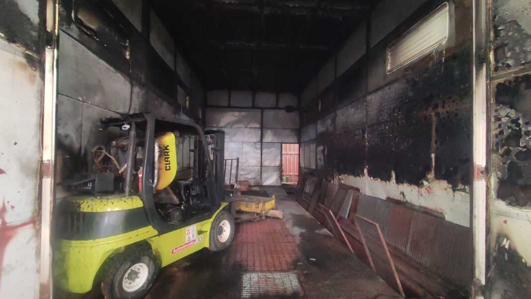 Así quedó la zona de la fábrica que se incendió.