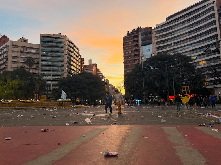 Así quedó Nueva Córdoba tras los festejos por Argentina (Foto: Mateo Lago)
