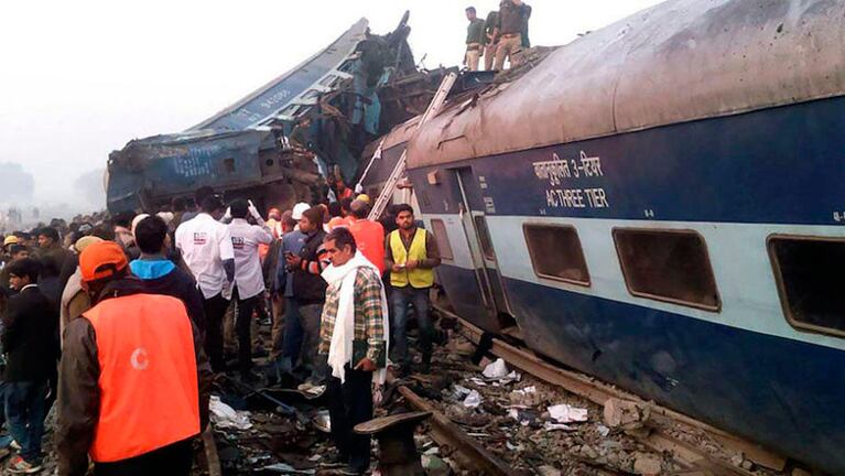 Así quedó parte del tren que provocó una tragedia en India. Foto: AFP