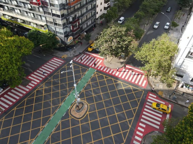 Así quedó pintada la esquina de Chacabuco y Bv. Illia