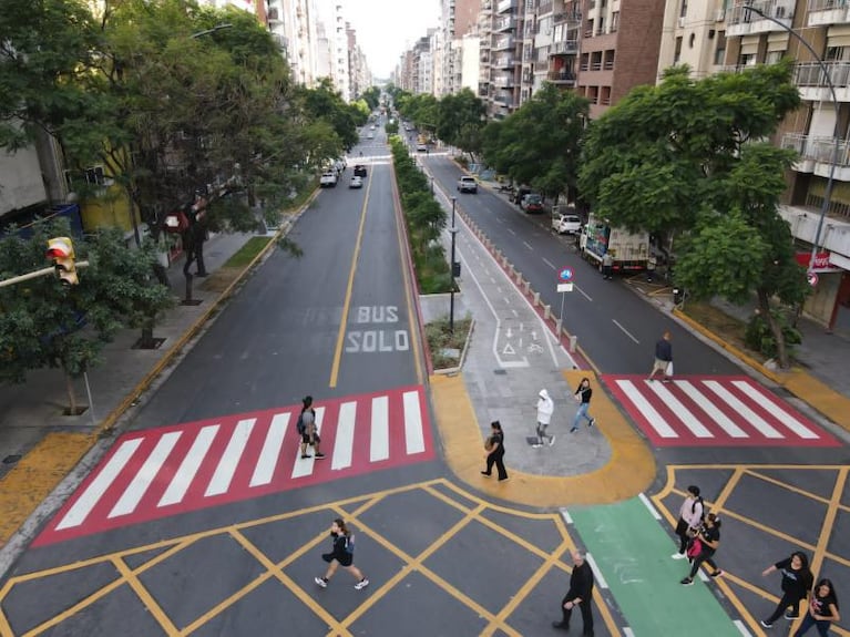 Así quedó pintada la esquina de Chacabuco y Bv. Illia