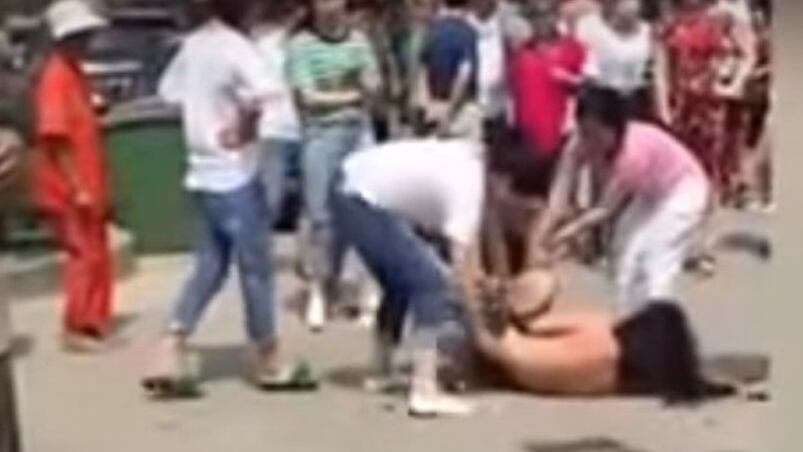 Así quedó tirada en el suelo la amante. 