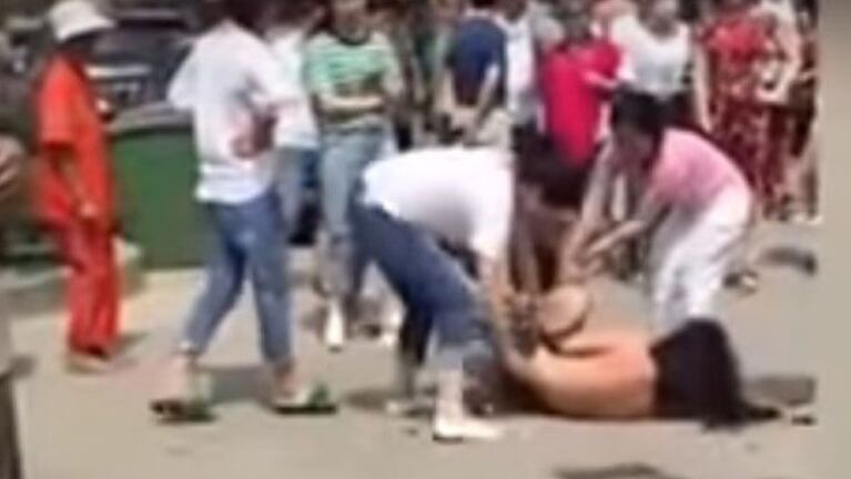 Así quedó tirada en el suelo la amante. 