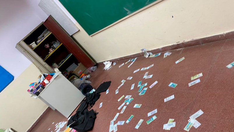 Así quedó un aula después del último robo. Foto: Pablo Olivarez/El Doce.