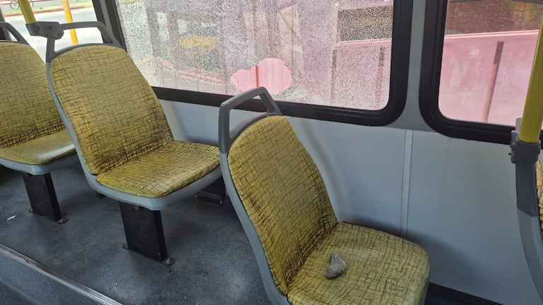 Así quedó uno de los colectivos atacados. Foto: Juan Pablo Lavisse / ElDoce.