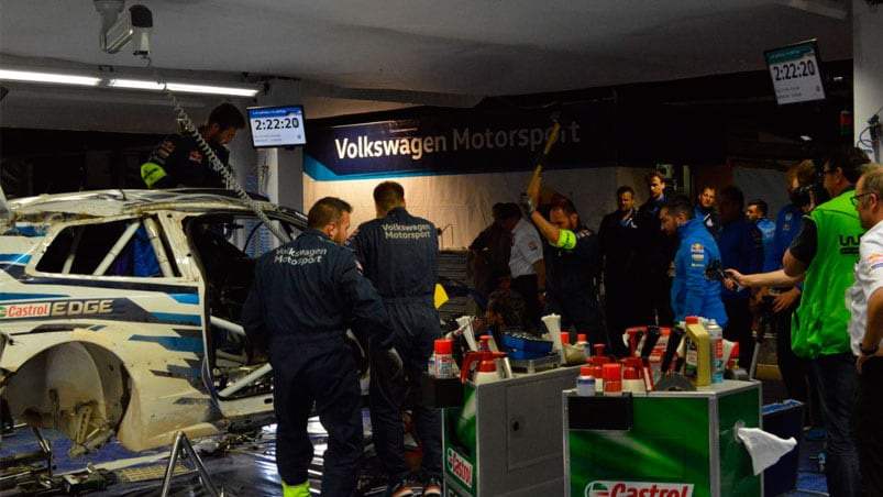 Así reparaban el auto del piloto finlandés. Foto: Maximiliano López / ElDoce.tv