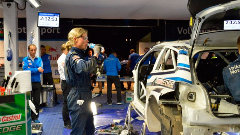 Así reparaban el auto del piloto finlandés. Foto: Maximiliano López / ElDoce.tv