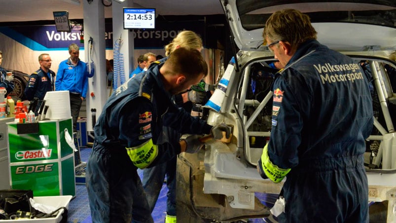 Así reparaban el auto del piloto finlandés. Foto: Maximiliano López / ElDoce.tv