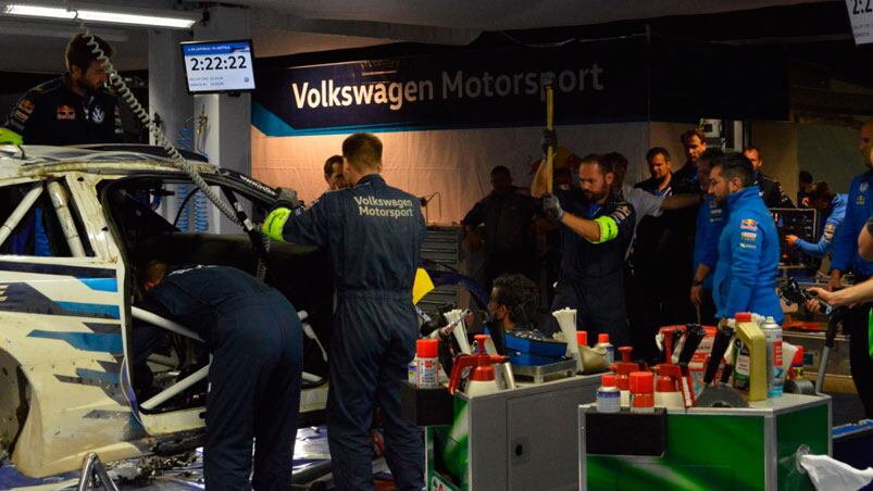 Así reparaban el auto del piloto finlandés. Foto: Maximiliano López / ElDoce.tv