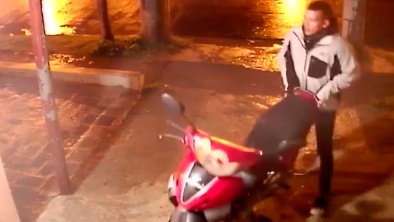 Así robó la moto del hall de entrada de una casa.