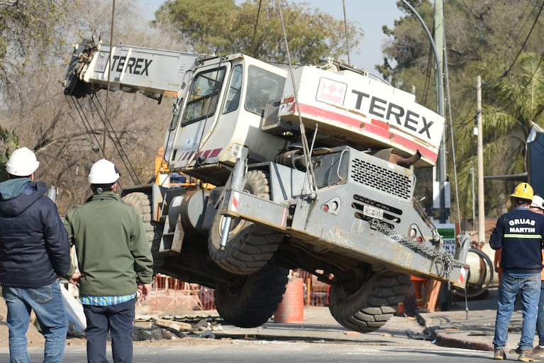 Así sacaron la pesada máquina que quedó atascada en el cráter. Foto: Lucio Casalla/ElDoce.tv