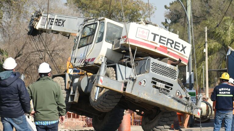 Así sacaron la pesada máquina que quedó atascada en el cráter. Foto: Lucio Casalla/ElDoce.tv