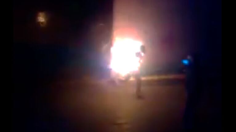 Así salió corriendo el ladrón luego de que lo prendan fuego.