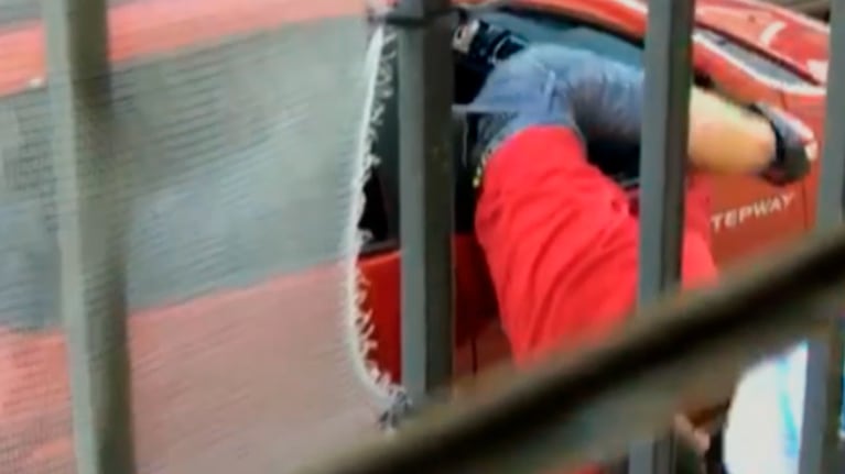 Así salió el ladrón del auto asaltado.