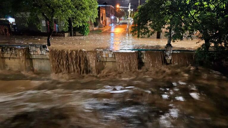 Así se desbordó La Cañada en Córdoba.