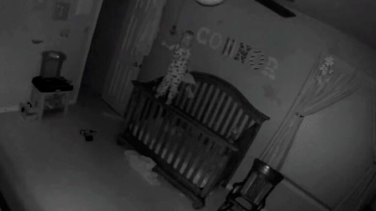 Así se despertó el bebé en medio de la noche.