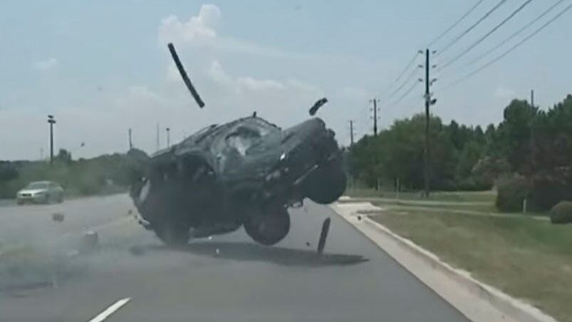 Así se dio vuelta la camioneta durante la persecución.