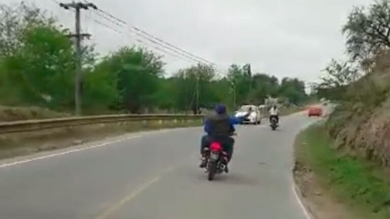 Así se dirigían en moto las tres personas.