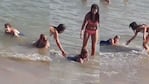 Así se divertían dos mujeres en el mar como si fueran niñas.