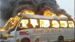 Así se incendió un colectivo en medio de la ruta