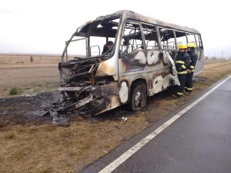 Así se incendió un colectivo en medio de la ruta