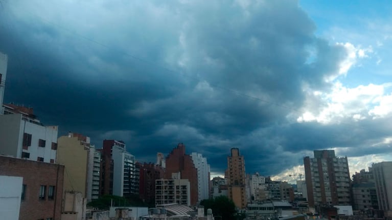 Así se puso el cielo en el centro de Córdoba. Foto enviada por @chuckyn23.