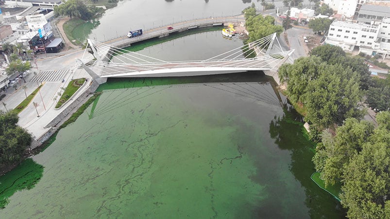 Así se ve desde el aire la desembocadura del río San Antonio en el centro de Carlos Paz.