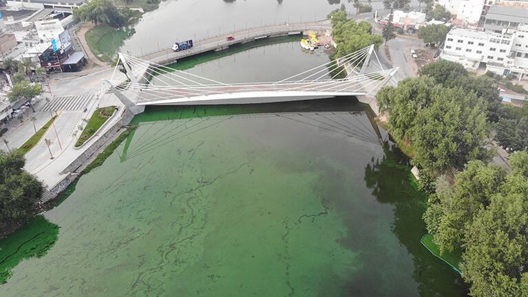 Así se ve desde el aire la desembocadura del río San Antonio en el centro de Carlos Paz.