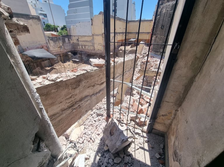 Así se ve el derrumbe desde una casa vecina.