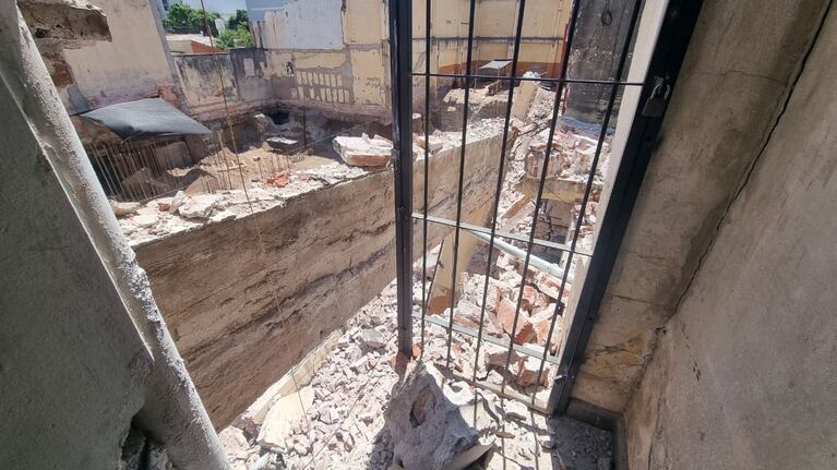 Así se ve el derrumbe desde una casa vecina.