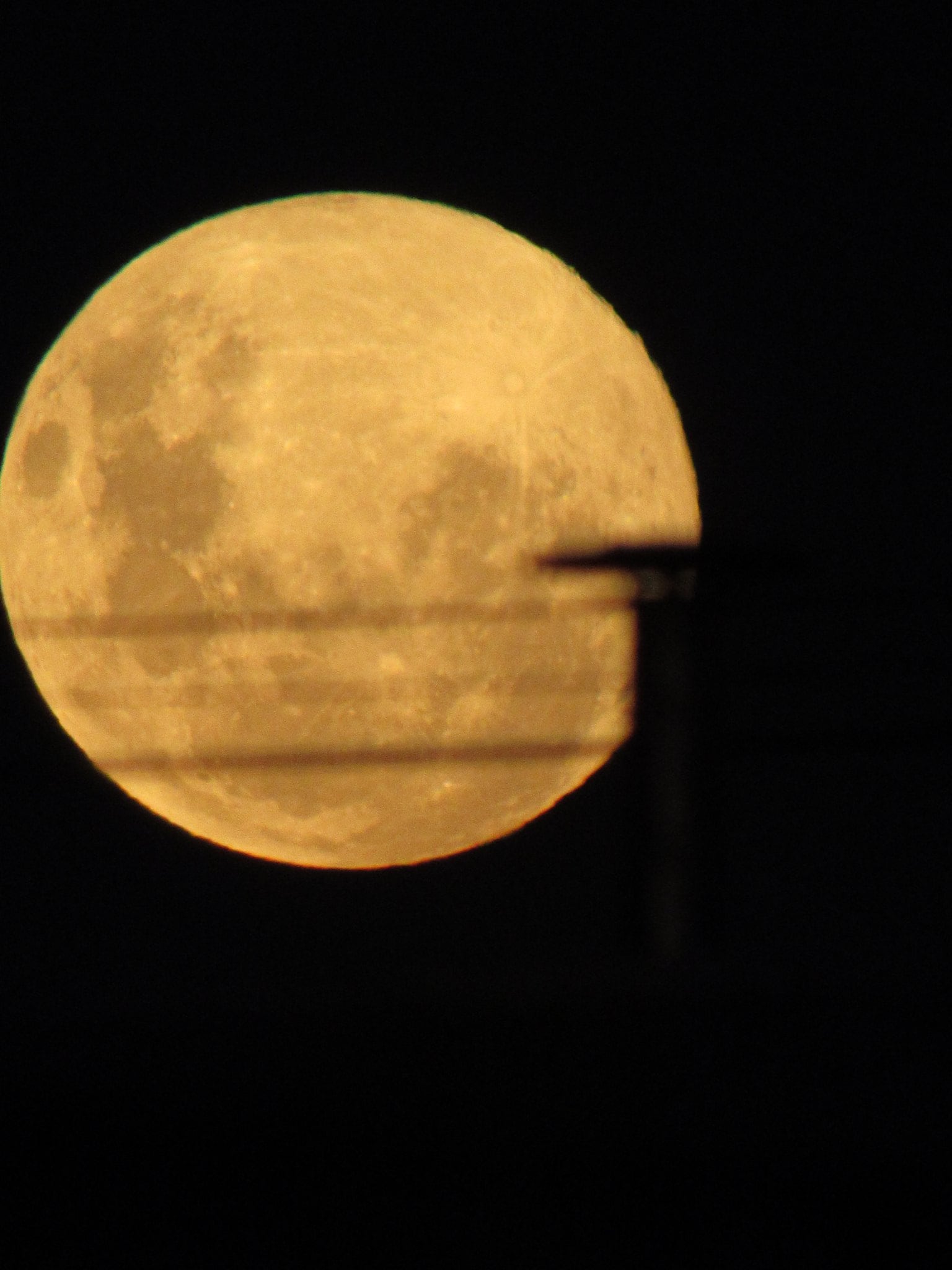 Así se ve la Luna Llena desde Buenos Aires. Foto: twitter @AyluGalizio