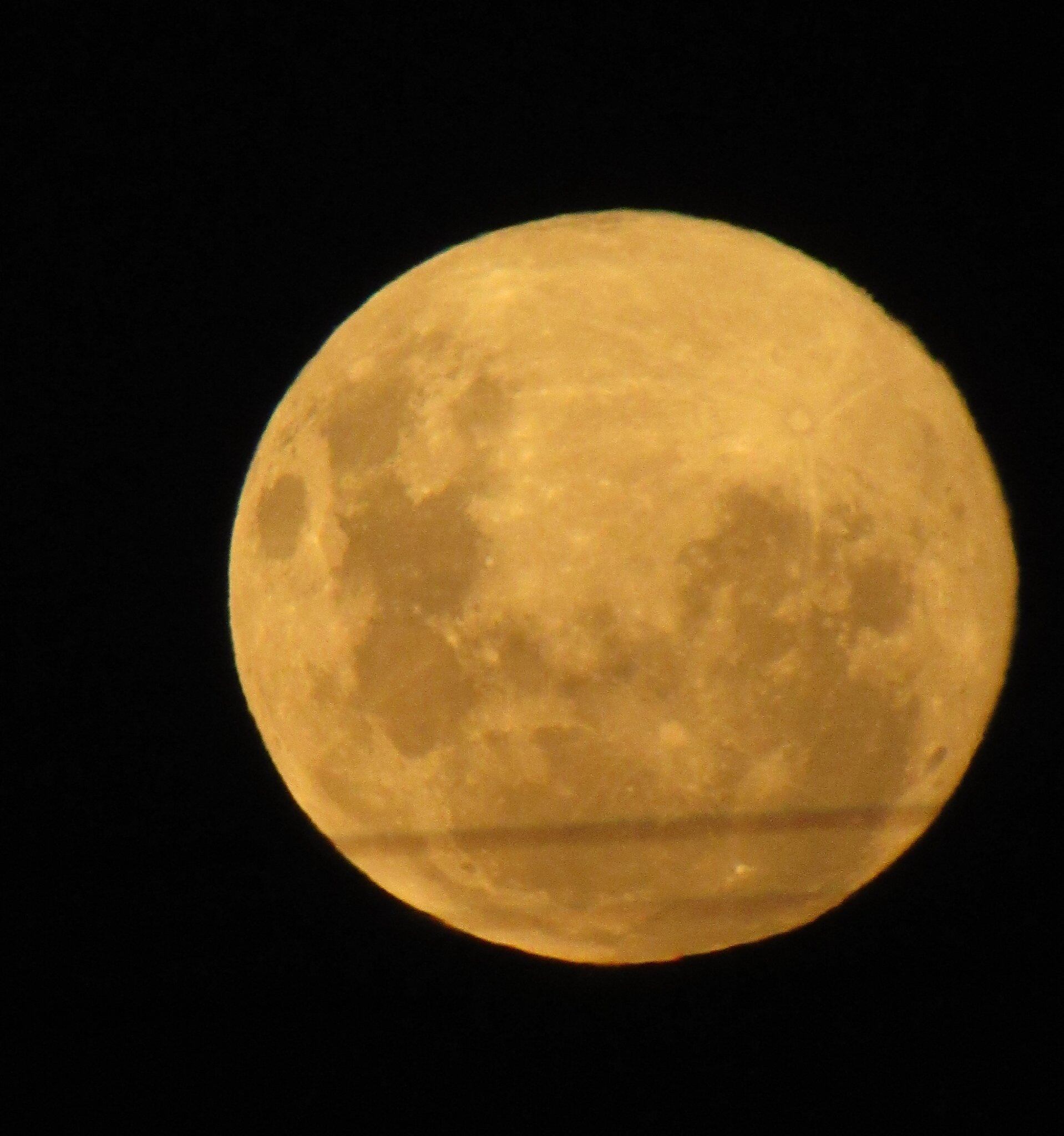 Así se ve la Luna Llena desde Buenos Aires. Foto: twitter @AyluGalizio