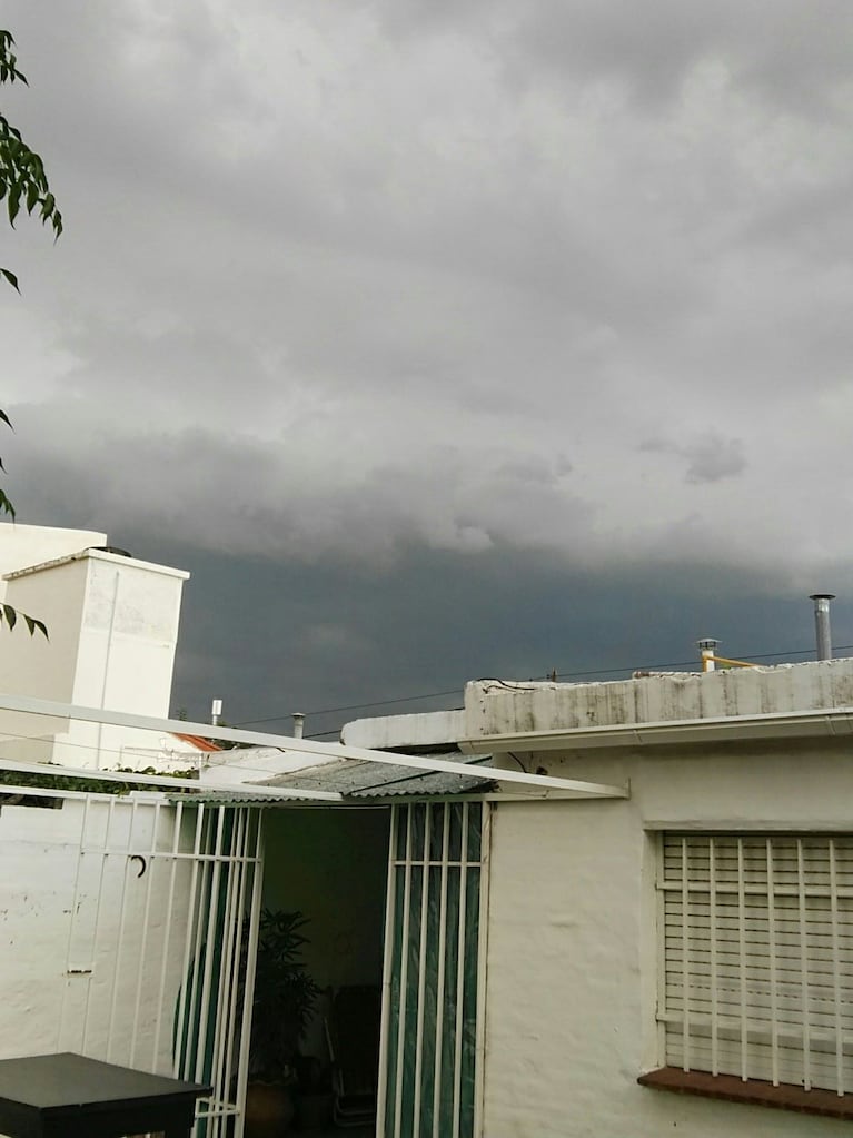 Así se veía el cielo en Córdoba antes de la tormenta. Foto: @bleefbenjirumba en Twitter