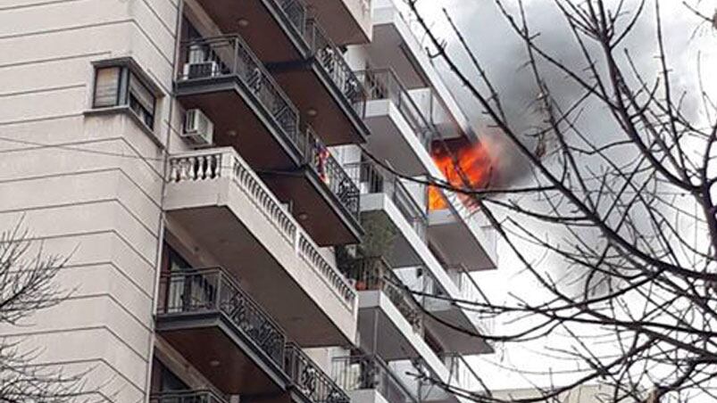 Así se veía el fuego desde la calle. Foto enviada a El Doce y Vos.