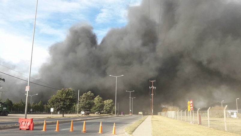 Así se veía el humo generado por el incendio.