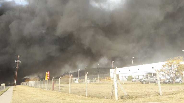Así se veía el humo generado por el incendio camino a Interfábricas. Foto: Nicolás Córdoba.