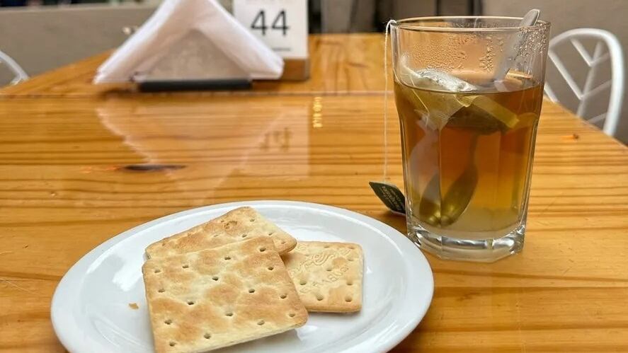 Así sirven el combo en un bar de Palermo.