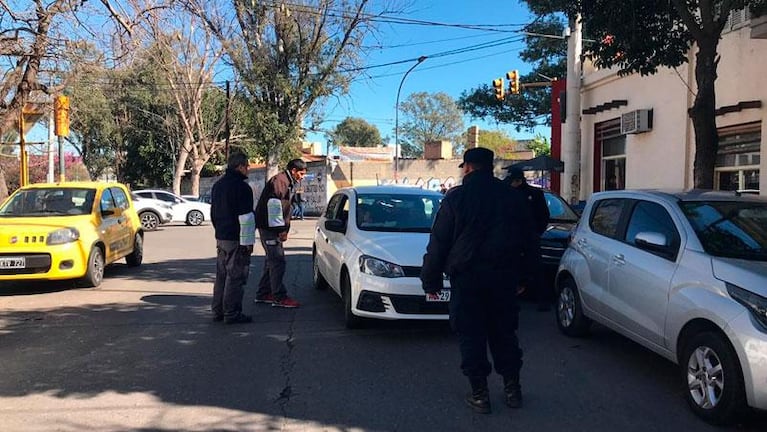 Así son los controles de tránsito que buscan a autos de Uber en Córdoba