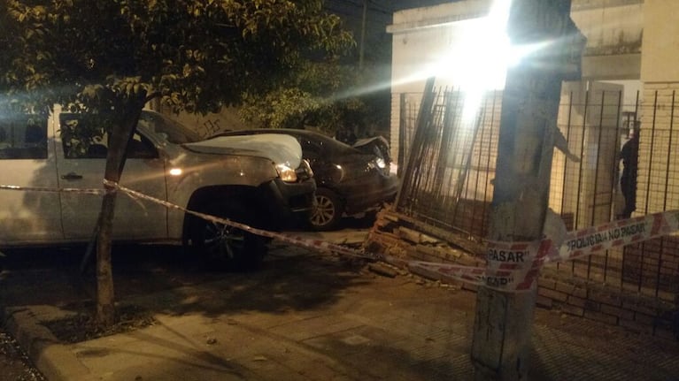 Así terminaron la camioneta y el frente de la casa por culpa de los ladrones. Fotos: Juan Pablo Lavisse / ElDoce.tv.