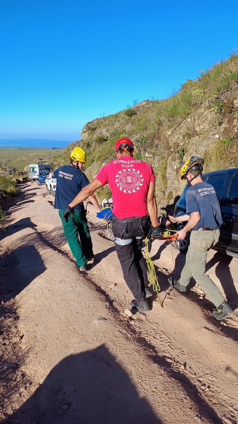 Así trasladaron a la joven accidentada en Copina.