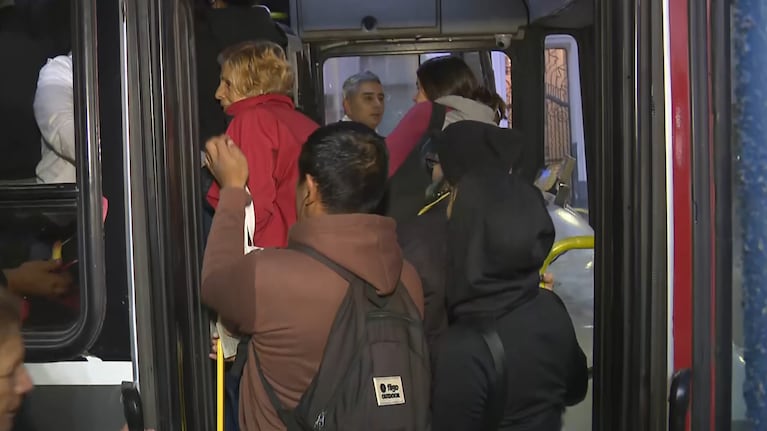 Así viajan los pasajeros del transporte urbano de Córdoba.