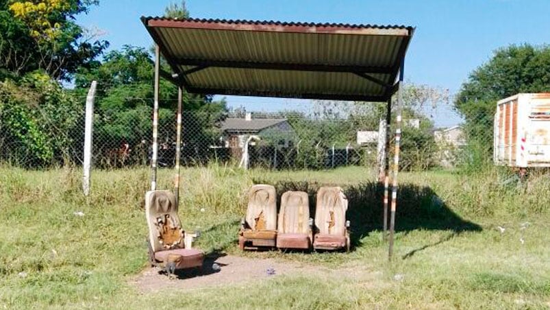 Asientos viejos y rotos fueron puestos hace algunos días en la parada.