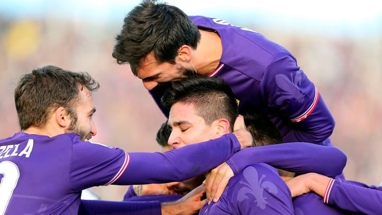Astori encabeza uno de los últimos abrazos de gol de la Fiorentina.