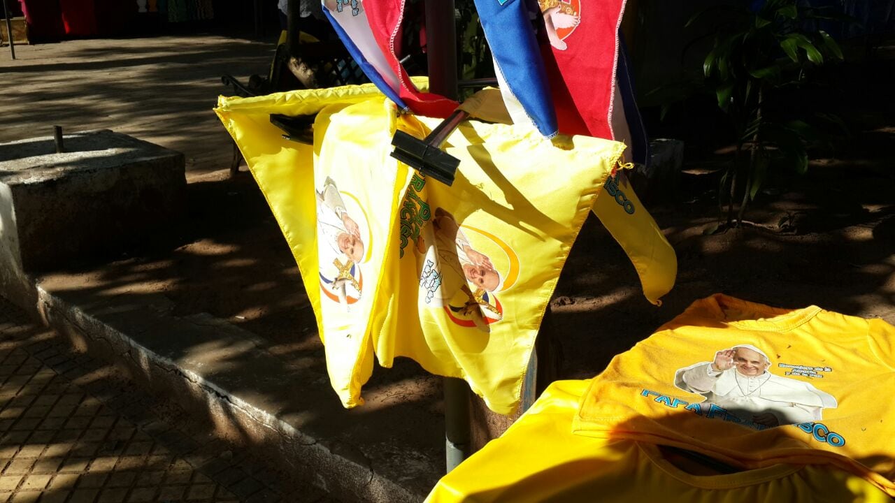 Asunción decorada con imágenes del Papa Francisco.