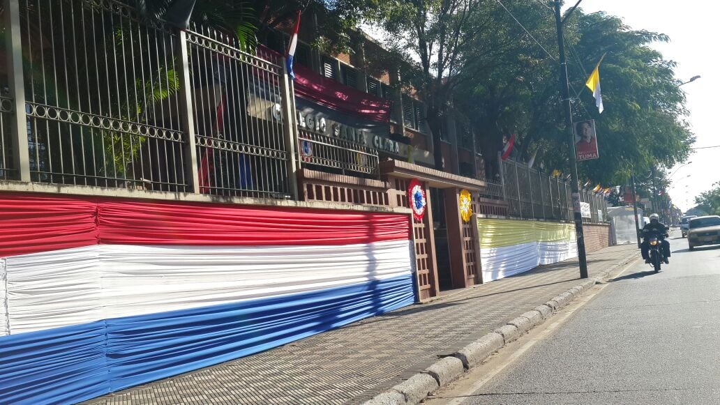 Asunción decorada con imágenes del Papa Francisco.