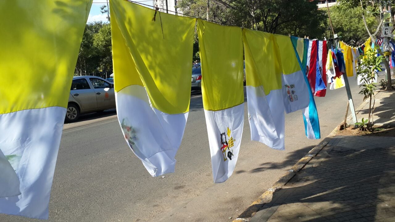 Asunción decorada con imágenes del Papa Francisco.