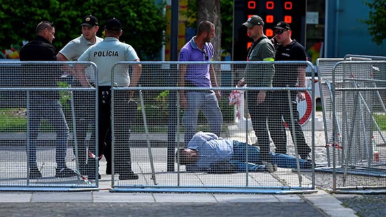Atacaron a balazos al primer ministro de Eslovaquia y su estado es gravísimo: las imágenes