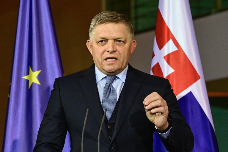 Atacaron a balazos al primer ministro de Eslovaquia y su estado es gravísimo: las imágenes