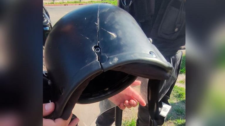 Atacaron a piedrazos a policías: a uno lo salvó el casco que terminó destrozado