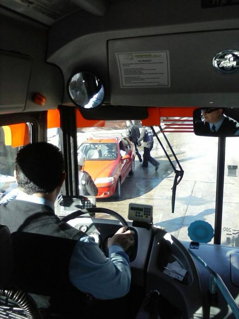 Atacaron a un colectivo de Coniferal por estar circulando